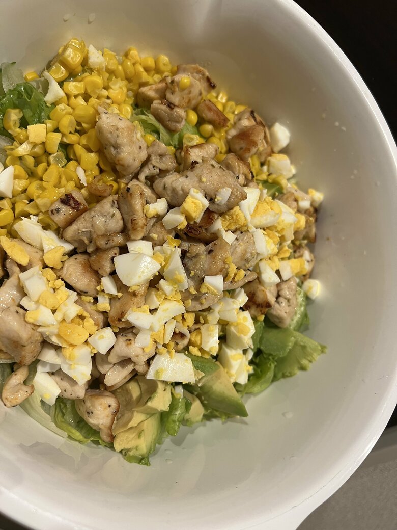 鶏胸肉に卵やレタス、コーンを使ったダイエット中の定番メニュー