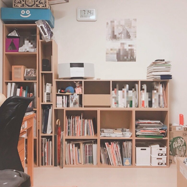 フネさんの“無印”愛用品③『パルプボードボックス』（写真中央下にある大きな棚）／A4サイズのものを「縦にも横にも」置ける点で重宝している※画像には旧商品も含みます