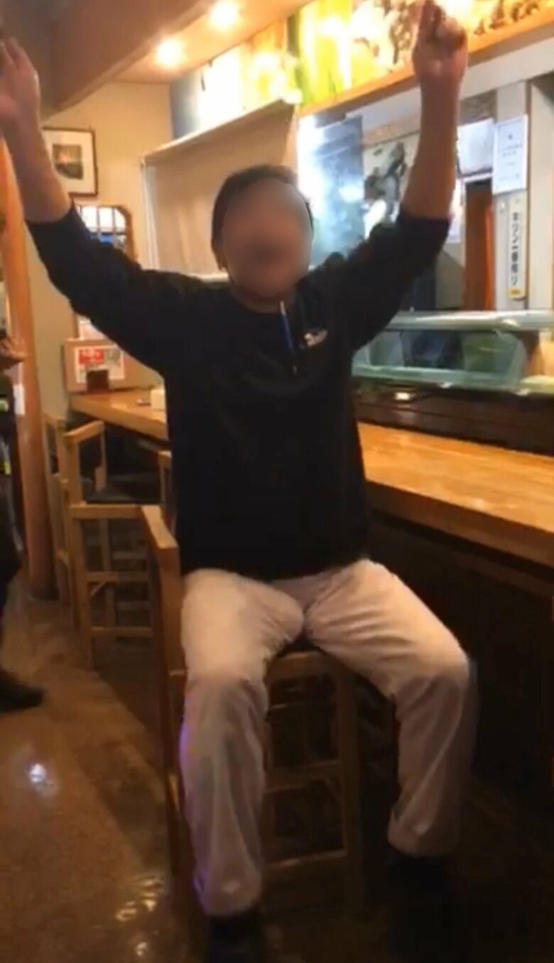 大家さんが紅白の選抜メンバーに決まった瞬間、テレビの前で歓喜するお父さん