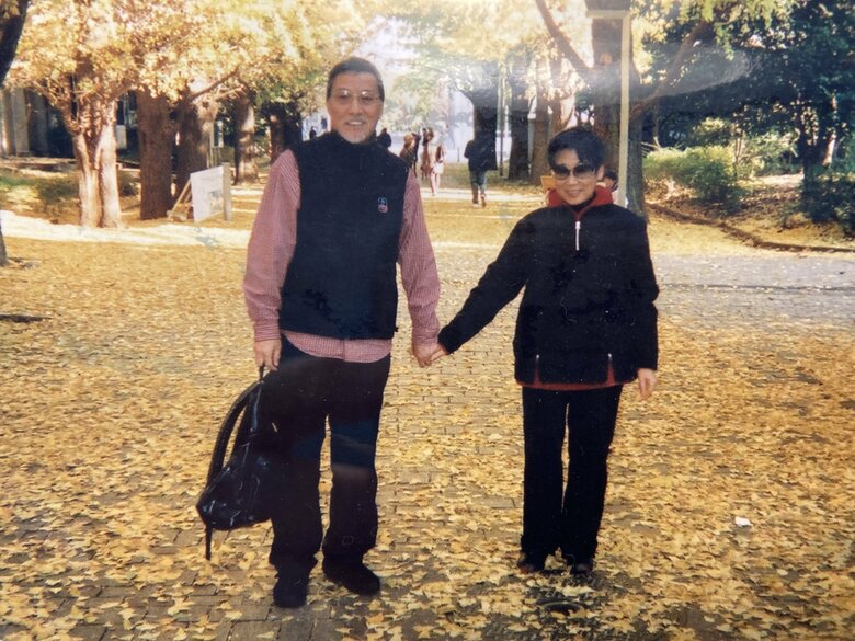 「とっても素敵な人でした」夫と手を繋ぎ、イチョウ並木を散歩