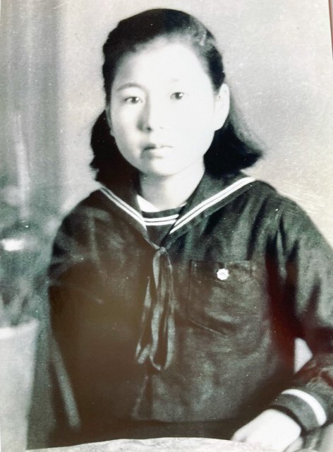 70年以上前、パッチリおめめが印象的な制服姿のおばあちゃん