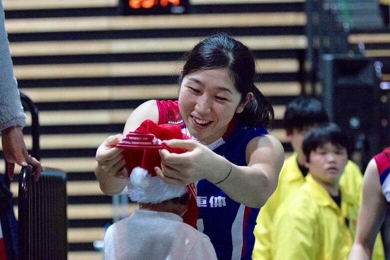 2022年の天皇杯で獲得したメダルを娘さんにかけている荒木さん