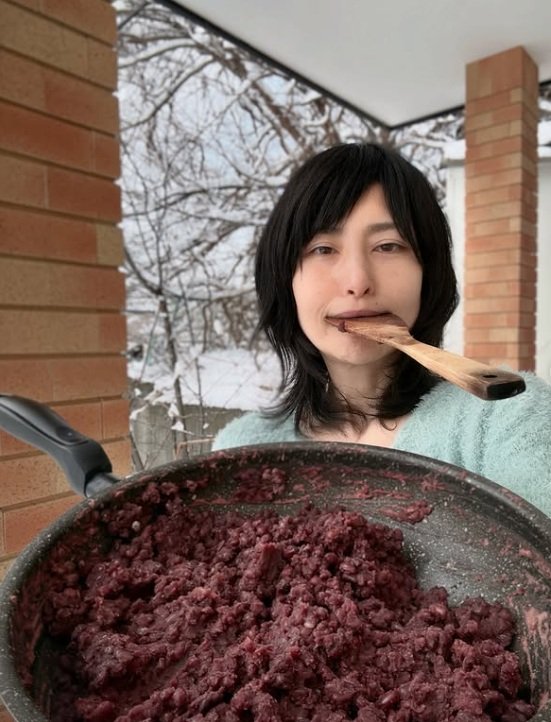 ノーメイクで粒あんをほおばるアンジェラ佐藤さん。すっぴんも美しい！