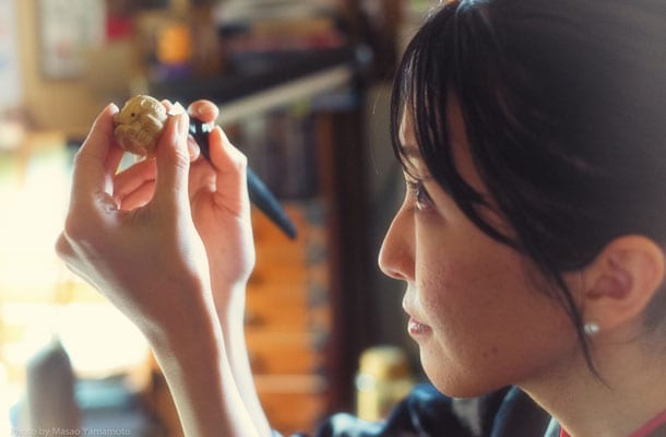 作品を彫る梶浦さん