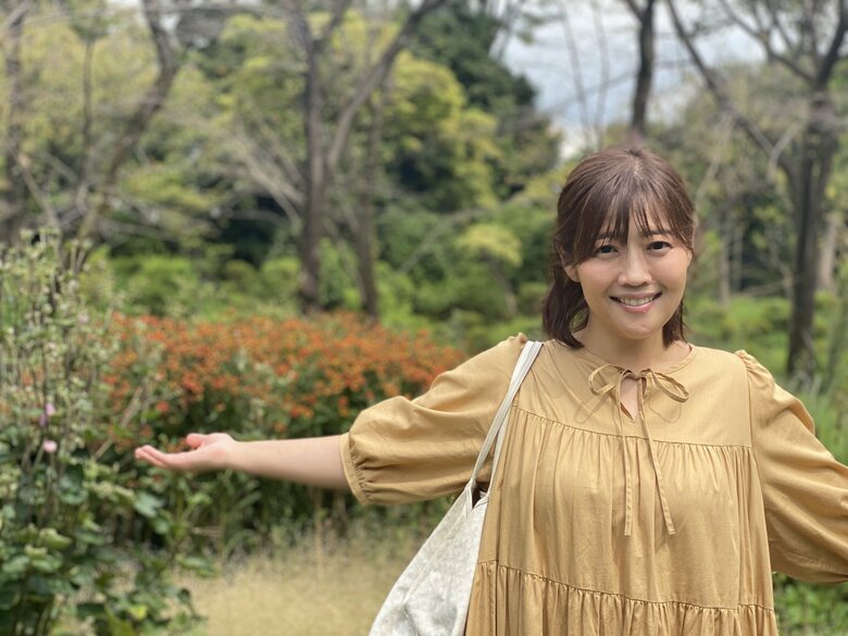 自然の前でリラックスした表情