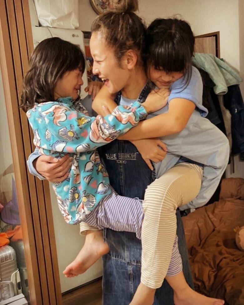 「いつまで抱っこできるかな？」と二人が大きくなった現在も、時々抱っこしています。力強い…！（写真提供／本人）