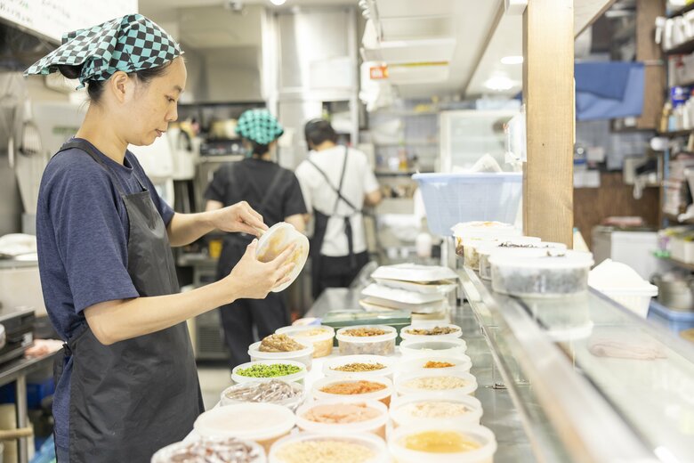 開店前からスタッフが忙しく仕込みをする店内