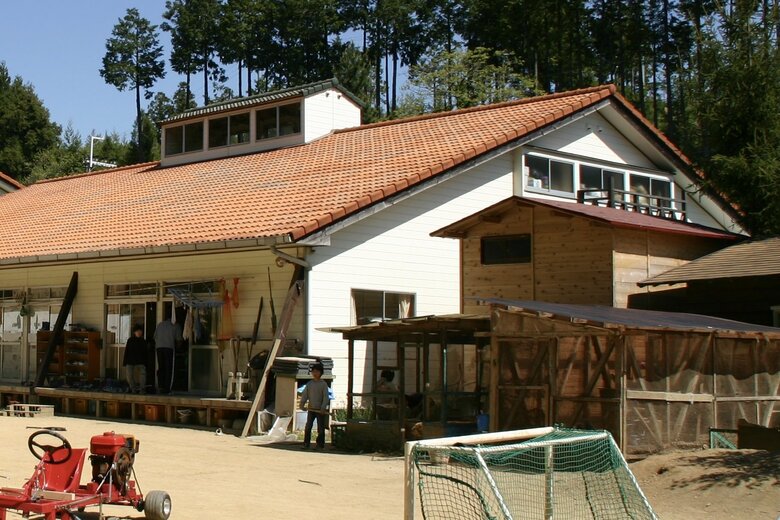 市街地を抜けて、曲がりくねった山道を車で20分ほどのぼったところにある校舎