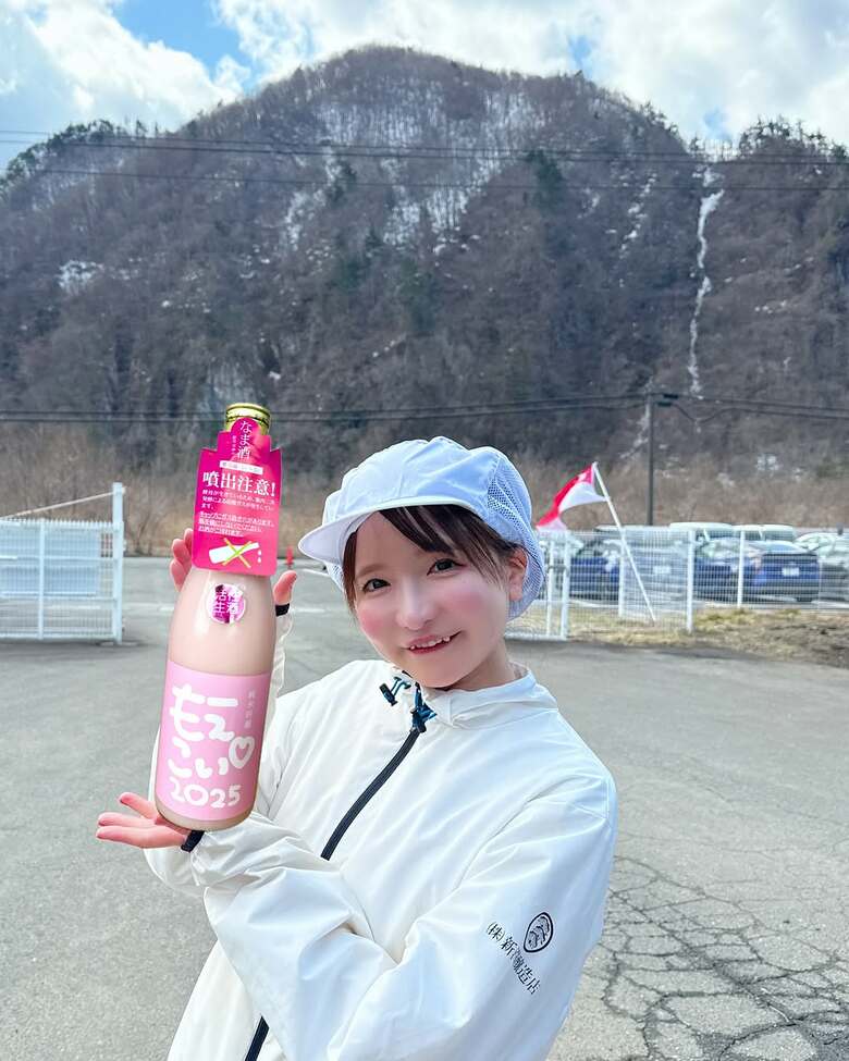 蔵元と共同開発した日本酒「もえこい」（非売品）は純米吟醸のにごりなま酒