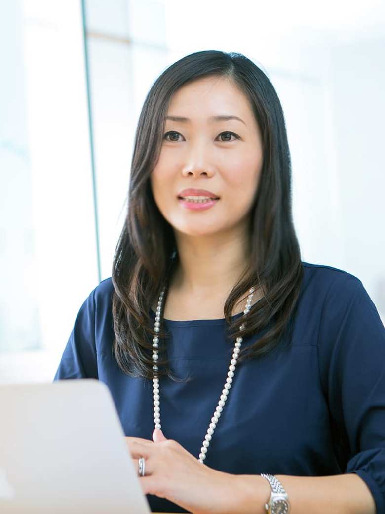 1978年生まれ。アメリカの大学で心理学を専攻。帰国後、外資系企業などを経てネットショップ運営企業に入社。現在はECアナリスト・ネット通販コンシェルジュとして活躍。自身でも日常生活のほぼ全ての買い物をオンラインで行い、ユーザー目線かつ運営者としての視点で情報発信。著書に『50歳からのネットショッピング』がある。