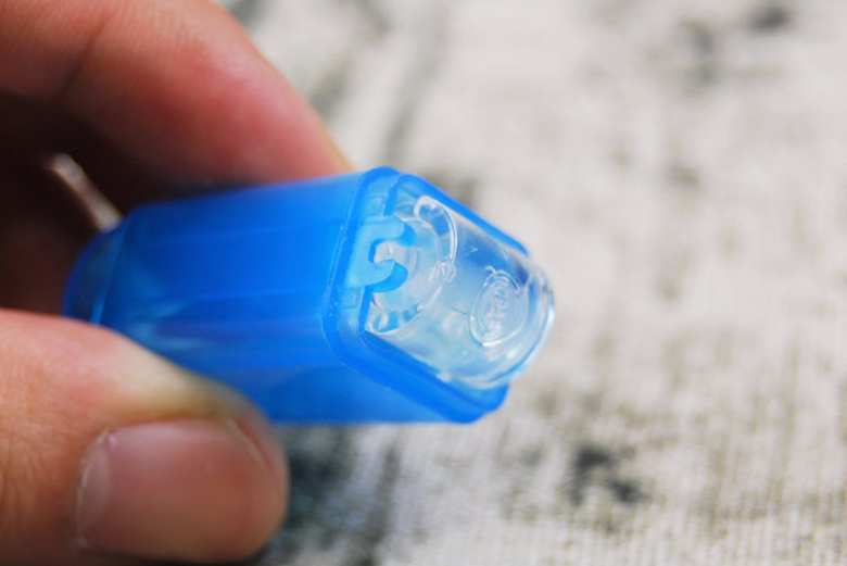 先端部分のキャップを外してみると、プニプニとしたローラーを発見しました。このローラーを転がして文字を消すそうです。果たして本当に文字は消えるのでしょうか…。