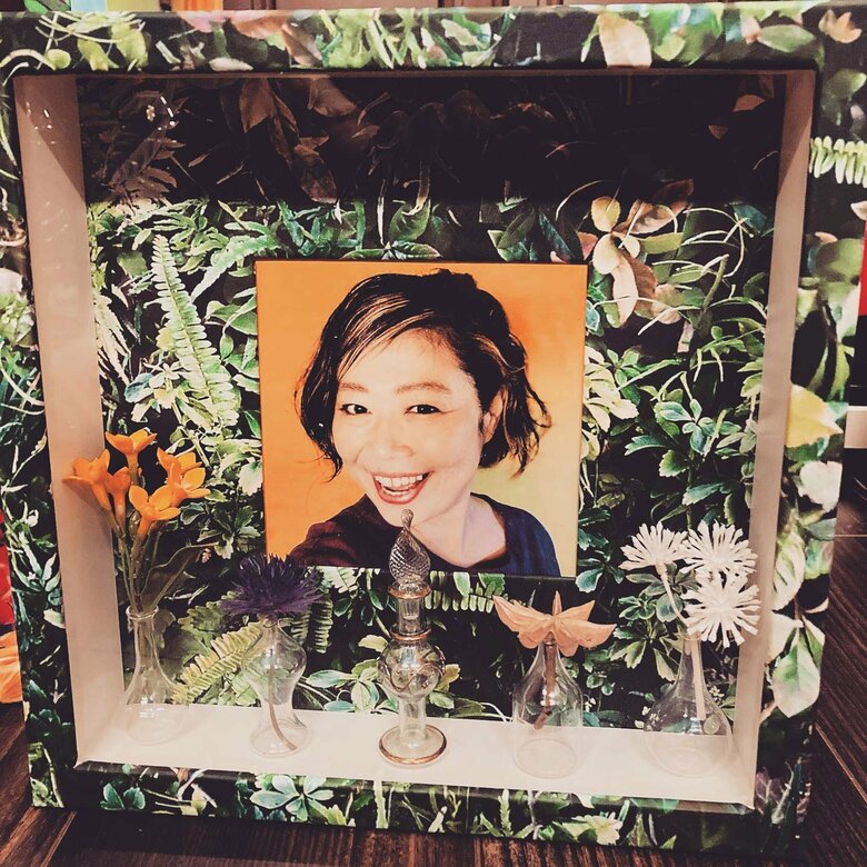 フレームに小瓶をセットして造花をあしらうことが可能。蓋つきの小瓶には粉骨したお骨も納められる