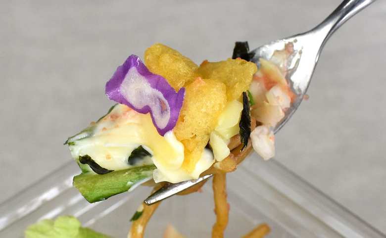 ファミマのおすすめサラダ「明太もんじゃ風味サラダ」の画像