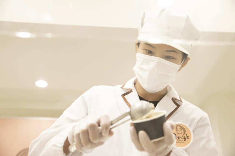 記者とカメラマンのためにアイスクリームをすくってくれました