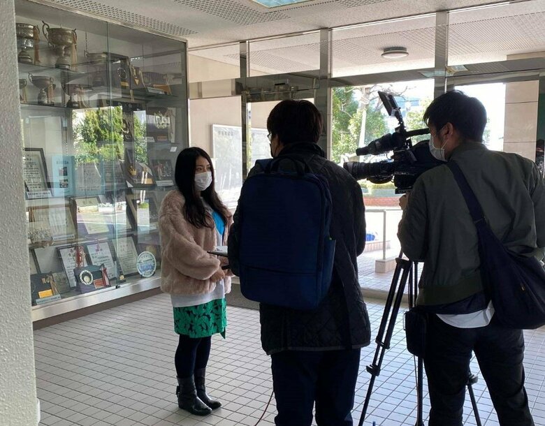 依存症啓発講演会の取材を受ける三森さん