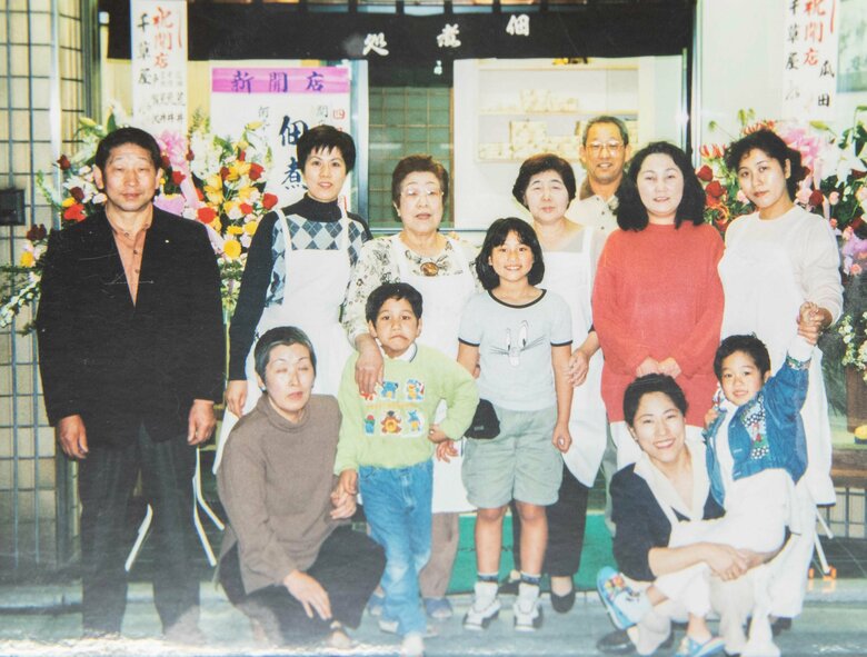 「佃煮処千草屋」をオープンしたときの千恵子さん（中央上）