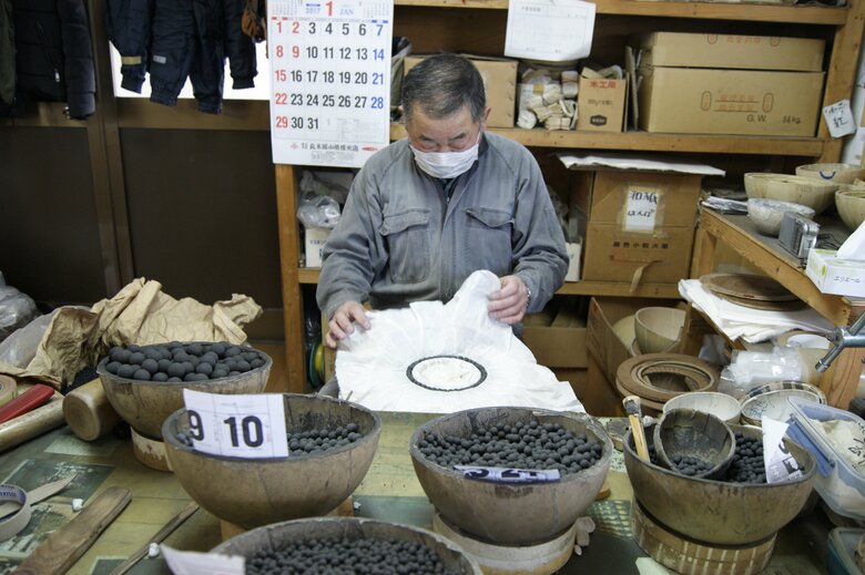 いよいよ玉に詰める作業。ベテランの職人の技が光る工程