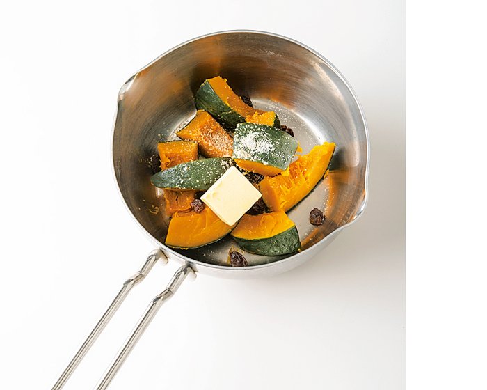 鍋にかぼちゃ、レーズン、バター、塩、こしょうを入れる。