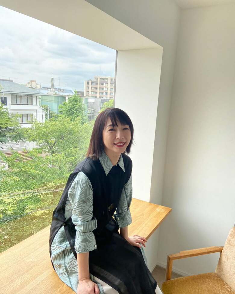 仕事の合間に無邪気な笑顔を見せる酒井さん