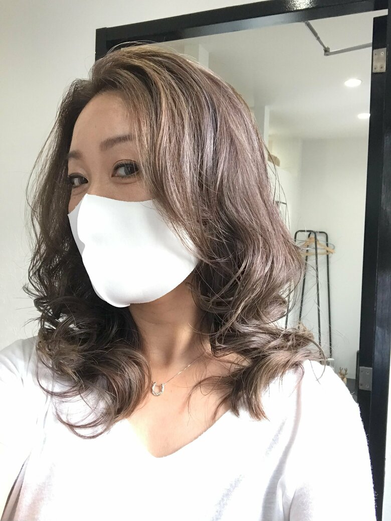 白髪をなじませるハイライトを入れた