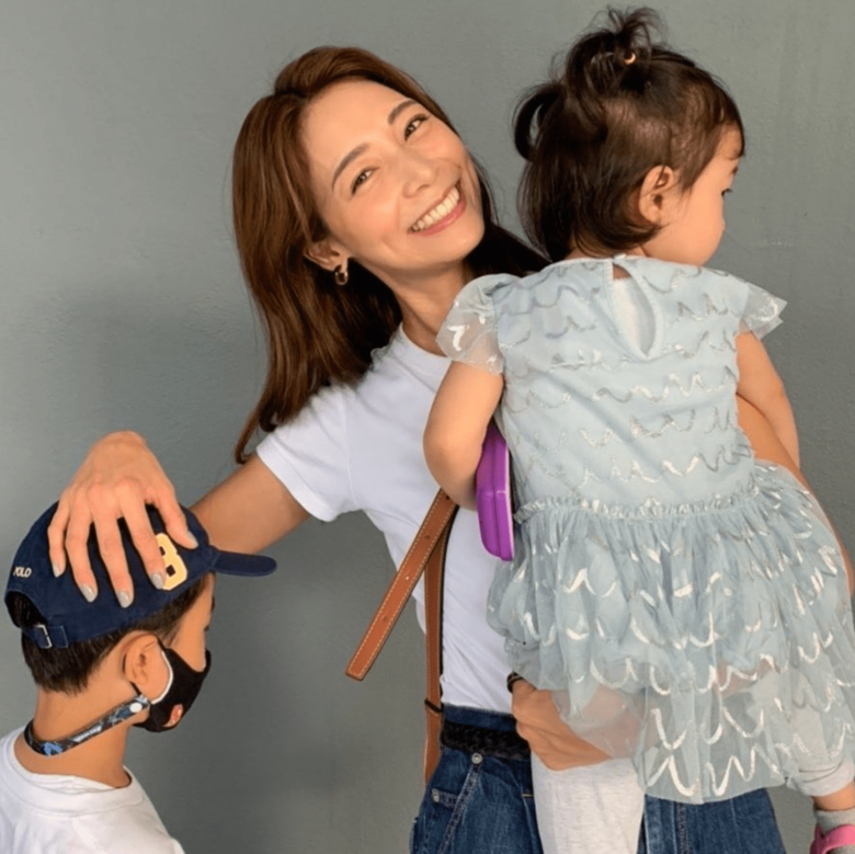 ふたりのお子さんと笑顔溢れる親子ショット