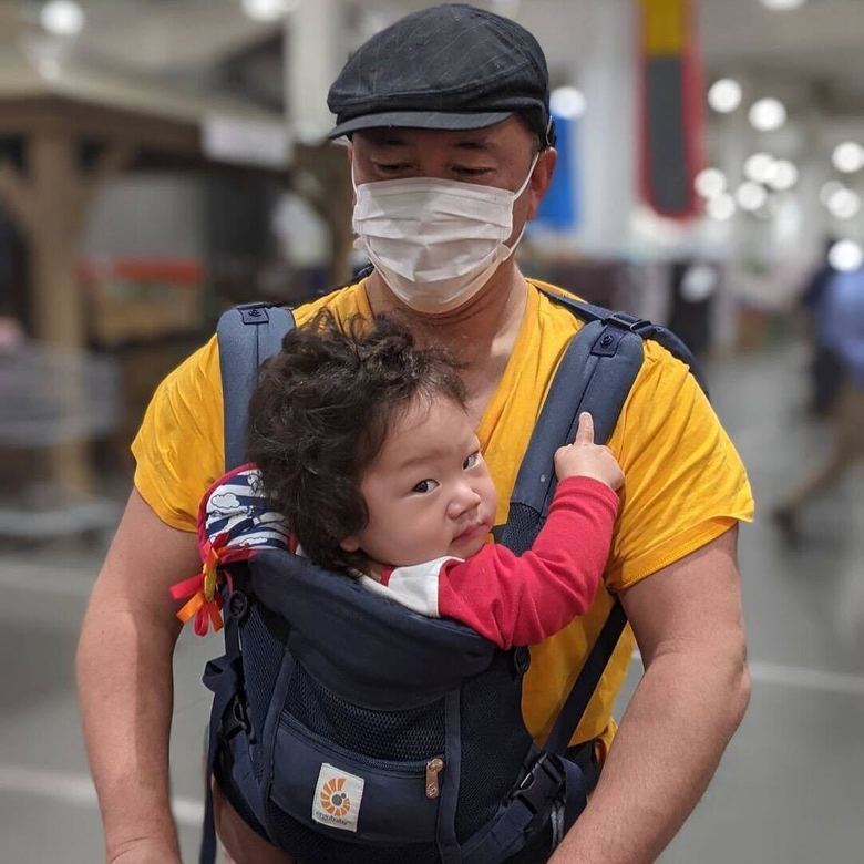 仕事が休みの日は、妻に代わってできるだけ育児を担当するそうです