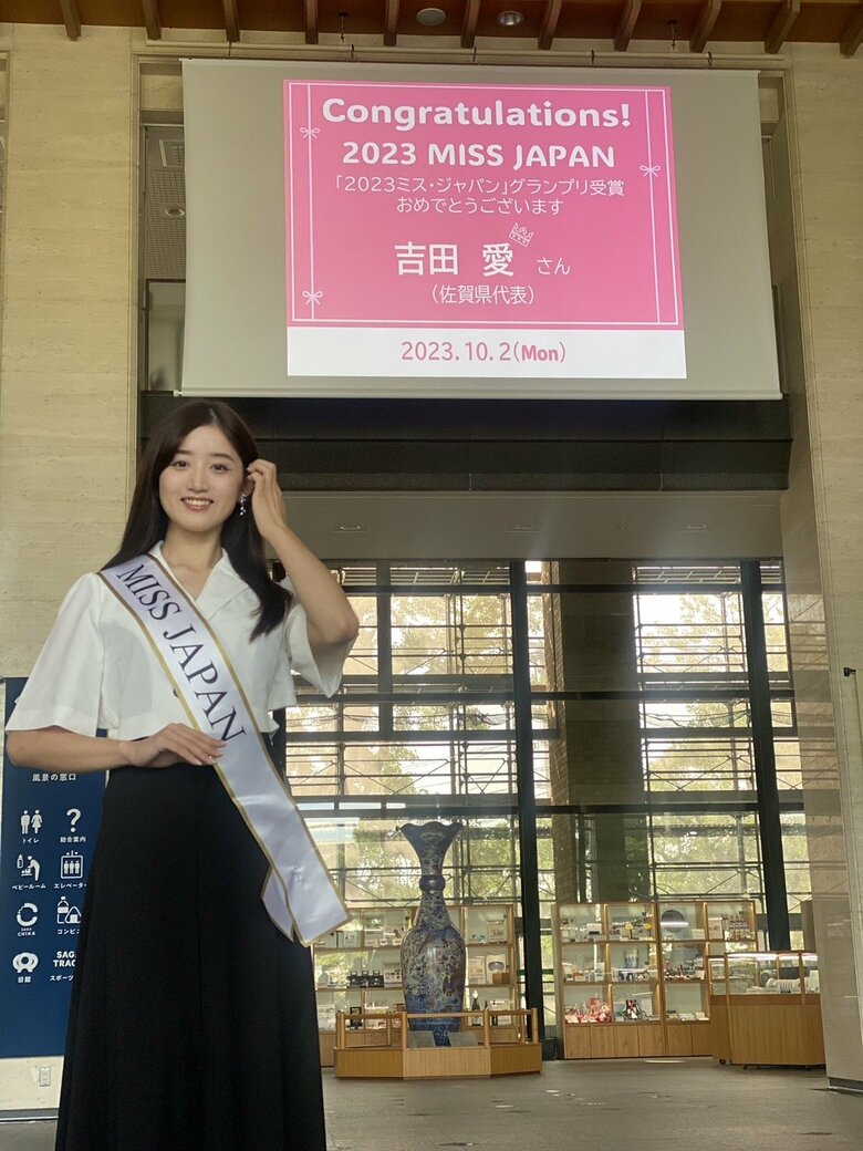 佐賀県庁内にもグランプリ受賞を祝うスクリーンが表示された