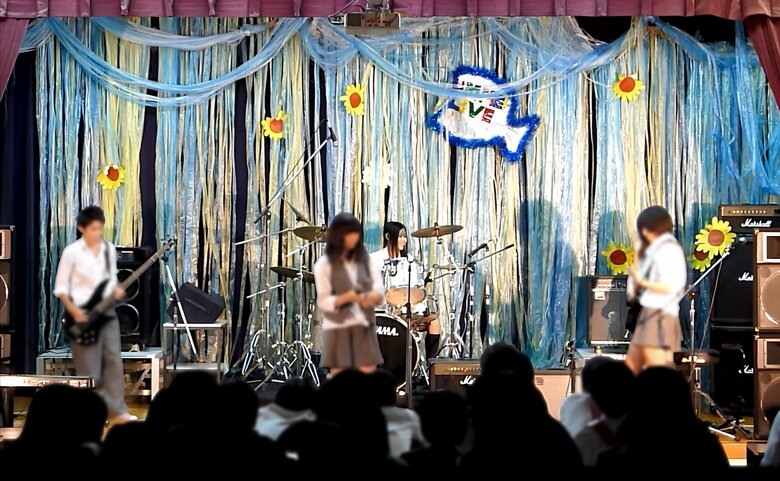 高校文化祭でバンド仲間と演奏中のドラム担当山中さん