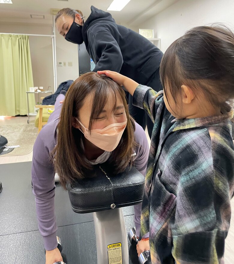 産後ダイエットを始める吉木さんを見守る長女