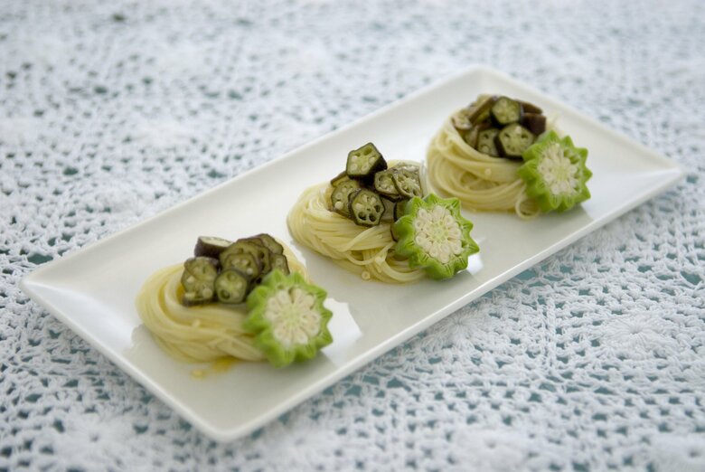 ダビデの星という切り口に多く切れ込みが入ったオクラをそうめんに添えて