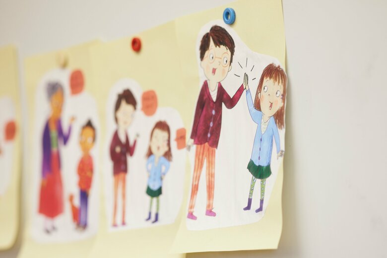 兄弟や親戚のお兄さんが「ハグしてもいい？」と聞いたことに対し、女の子は「今日は、ハグはしたくないけどハイタッチならいいよ」と答えて、笑顔でハイタッチ