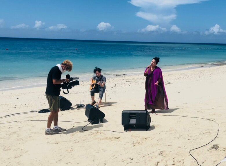 九州のテレビ番組の収録風景。奄美市大浜海浜公園で歌う元さん