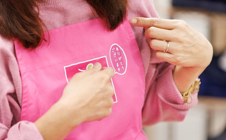「ありがとうございます」さくらやのエプロンには感謝の気持ちが込められている