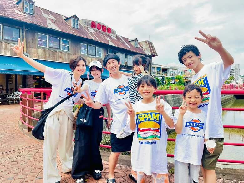 2024年7月家族で沖縄旅行に行ったとき。左から妻の未来子さん、長女の叶渚さん、梶原さん、三女、次男、長男