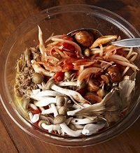 ボウルに①とAを入れてよく混ぜ、サラダ油を塗った耐熱皿に入れる。バランスよくクリームチーズを置き、ピザ用チーズを散らす。