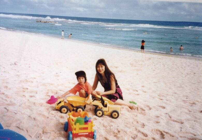 青い海に白い砂！グアムの海辺で砂遊びをする鈴木香里武さんと母親のすずきかなこさん