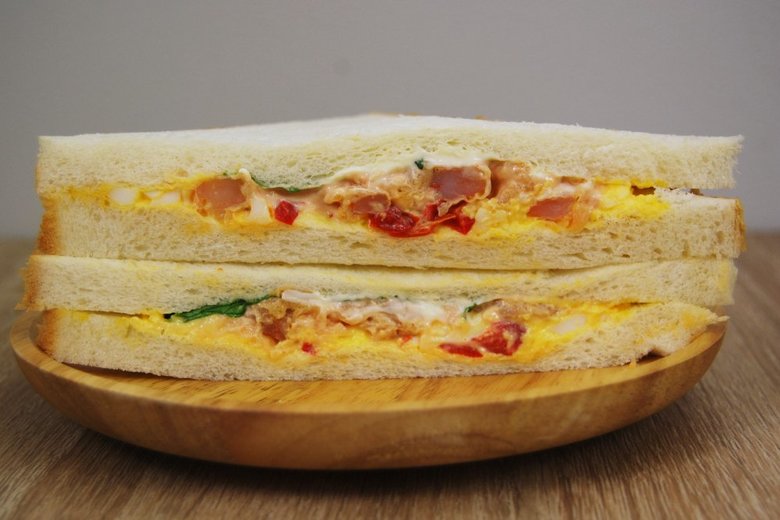 パンには耳までついていて、普通のサンドイッチよりも高級感がアップ。手触りは“もしかして焼き立て？”と思わせるほど、ふわふわに仕上がっています。プレミアムシリーズのこだわりは具材だけでなく、はちみつと北海道産生クリームを使用したパン。“耳までおいしい！”というキャッチコピーは伊達じゃなさそうです。