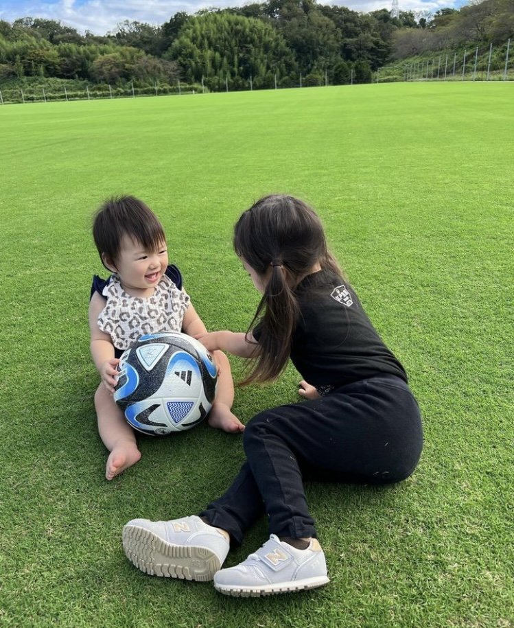 サッカーボールに興味津々な2人のお子さん