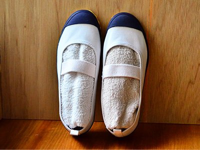 かかとを下にして立てかけ、直射日光を避け陰干しで乾かす。中に不要なタオルなどを入れると変形も防げる