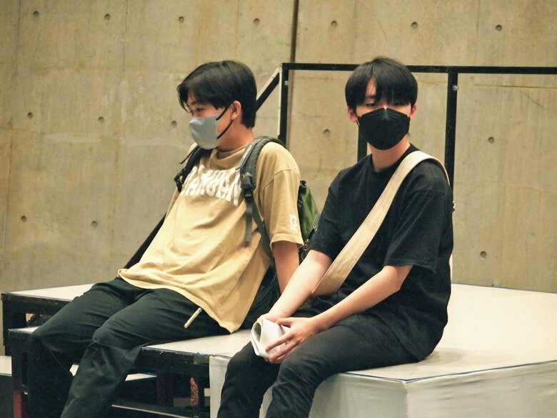 鈴木福さん（写真左）とのミュージカル稽古中の石橋さん（写真右）