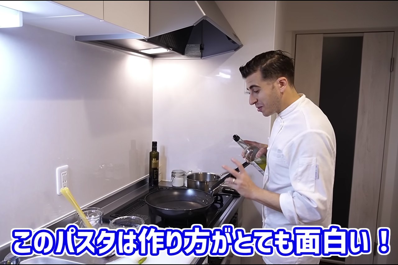 Marco MacriさんのYouTube番組「きょう何たべよ」のいち場面