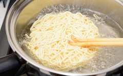 えっ、これ袋麺…!? 料理上手芸人が披露した“鬼旨ラーメン”