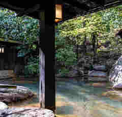 男の子の女子風呂・更衣室… 何歳まで同伴あり？実は条例で決まっているケースも