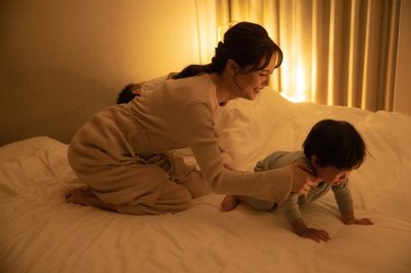 「まだ4時…」子どもの早朝起きを加速させている親のNG行動