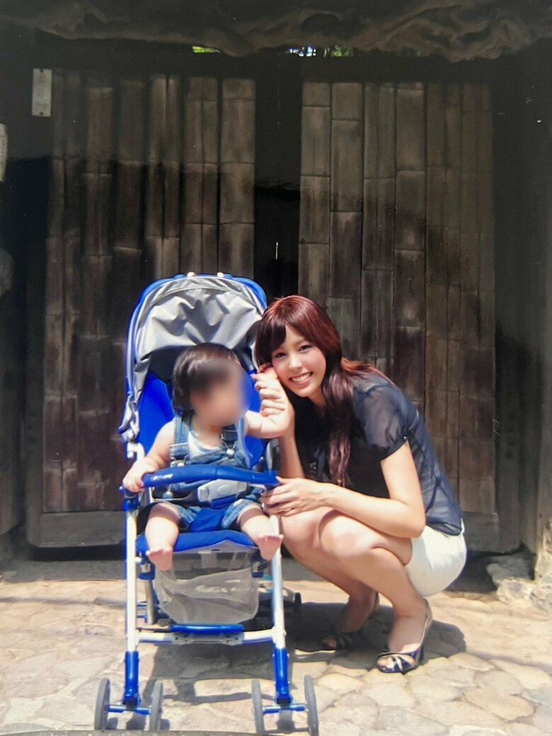 学生時代の金子さんと幼少期の息子さん