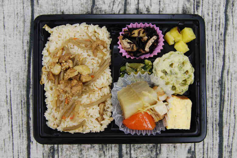 人気商品ローソン「鶏五目ご飯幕の内弁当」の実物画像02