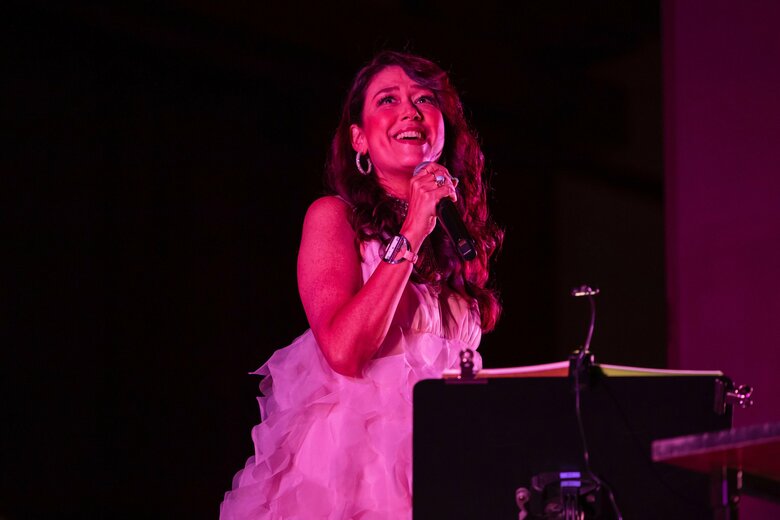 「100万人のキャンドルナイト」で歌唱