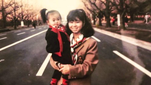 デビューした3歳ころに母親に抱っこされて