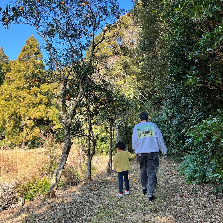 息子さんと散歩中