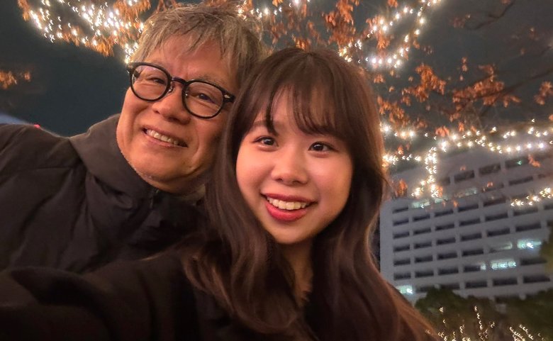 安武信吾さんと娘のはなさんの近影